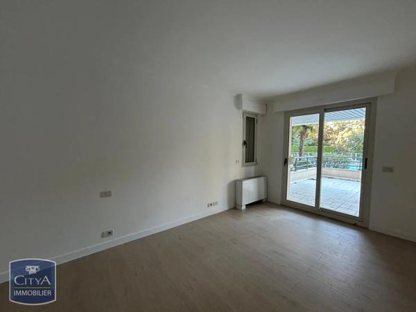 Appartement à louer 5 pièces 214.84m²