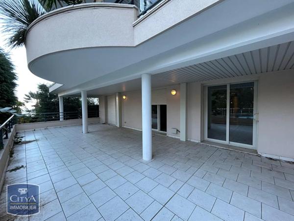 Appartement à louer 5 pièces 214.84m²