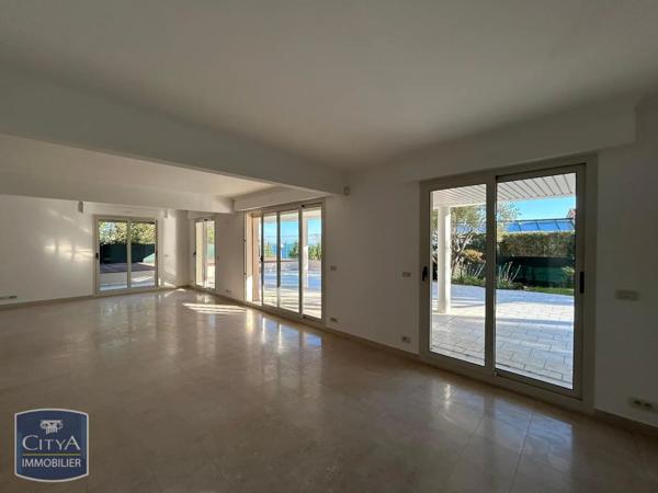 Appartement à louer 5 pièces 214.84m²