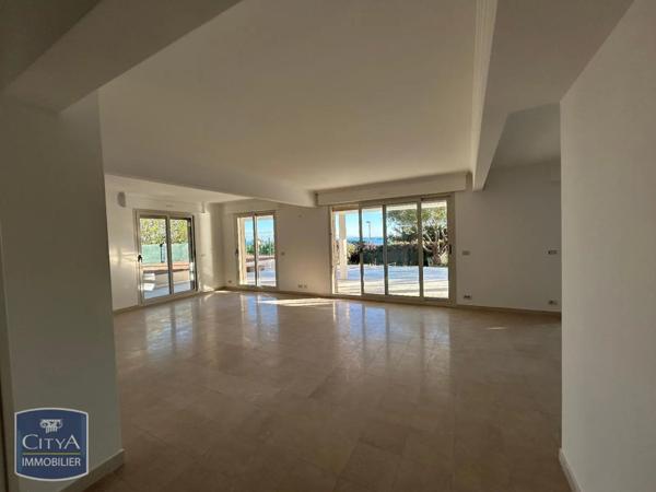 Appartement à louer 5 pièces 214.84m²