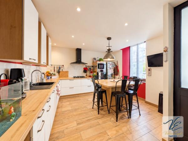 À AZILLE – MAISON BOURGEOISE RÉNOVÉE DE 259 M² AVEC 5 CHAMBRES, JARDIN PISCINABLE, PUITS ET GARAGE