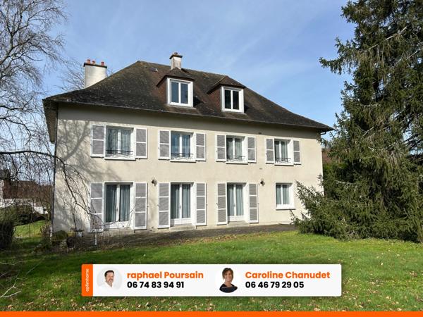 Très grande maison de caractère de 250m2 avec 8 chambres sur un beau parc de 2440m2.
