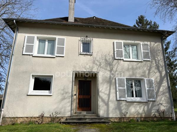 Très grande maison de caractère de 250m2 avec 8 chambres sur un beau parc de 2440m2.