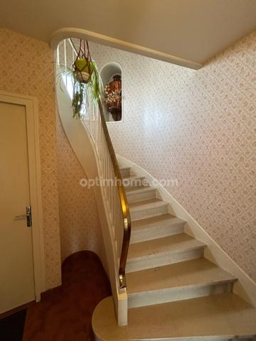 Très grande maison de caractère de 250m2 avec 8 chambres sur un beau parc de 2440m2.