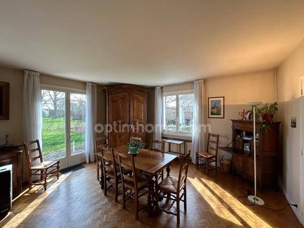 Très grande maison de caractère de 250m2 avec 8 chambres sur un beau parc de 2440m2.