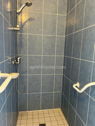 Très grande maison de caractère de 250m2 avec 8 chambres sur un beau parc de 2440m2.