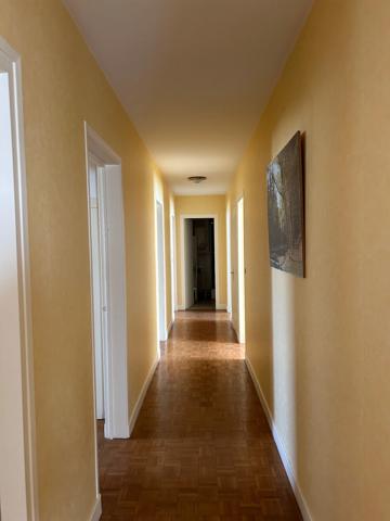 Très grande maison de caractère de 250m2 avec 8 chambres sur un beau parc de 2440m2.