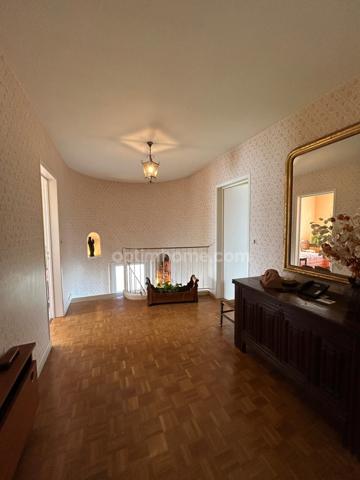 Très grande maison de caractère de 250m2 avec 8 chambres sur un beau parc de 2440m2.