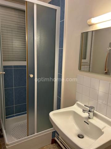 Très grande maison de caractère de 250m2 avec 8 chambres sur un beau parc de 2440m2.