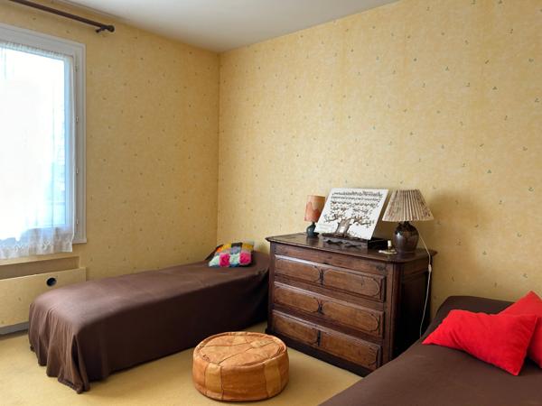 Très grande maison de caractère de 250m2 avec 8 chambres sur un beau parc de 2440m2.