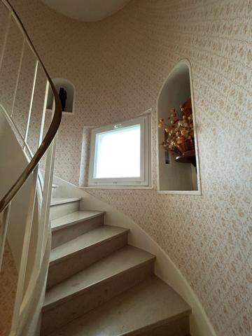 Très grande maison de caractère de 250m2 avec 8 chambres sur un beau parc de 2440m2.