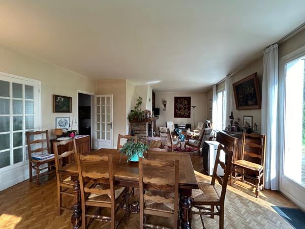 Très grande maison de caractère de 250m2 avec 8 chambres sur un beau parc de 2440m2.