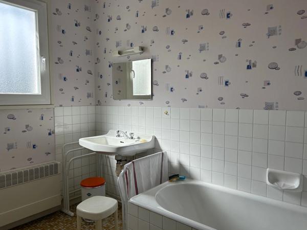 Très grande maison de caractère de 250m2 avec 8 chambres sur un beau parc de 2440m2.