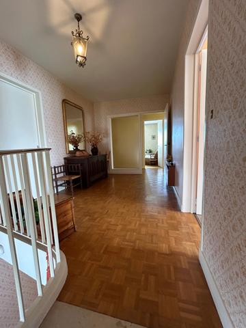 Très grande maison de caractère de 250m2 avec 8 chambres sur un beau parc de 2440m2.