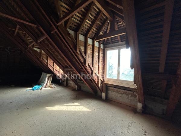 Très grande maison de caractère de 250m2 avec 8 chambres sur un beau parc de 2440m2.