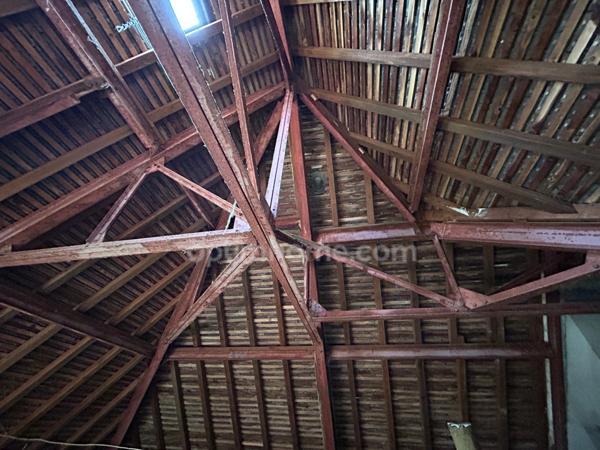 Très grande maison de caractère de 250m2 avec 8 chambres sur un beau parc de 2440m2.