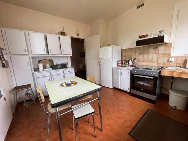 Très grande maison de caractère de 250m2 avec 8 chambres sur un beau parc de 2440m2.