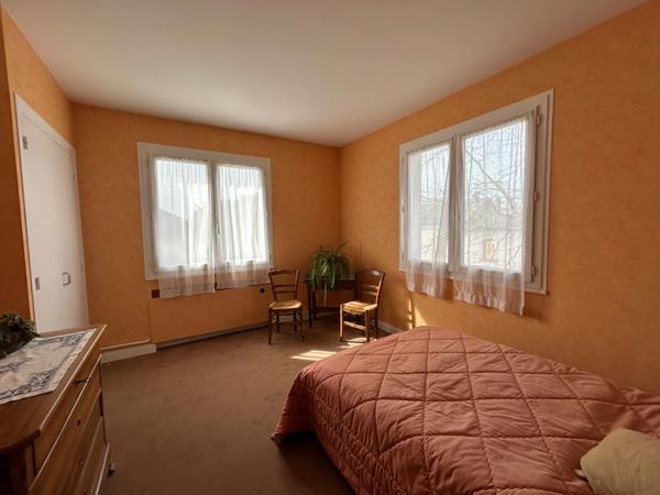 Très grande maison de caractère de 250m2 avec 8 chambres sur un beau parc de 2440m2.