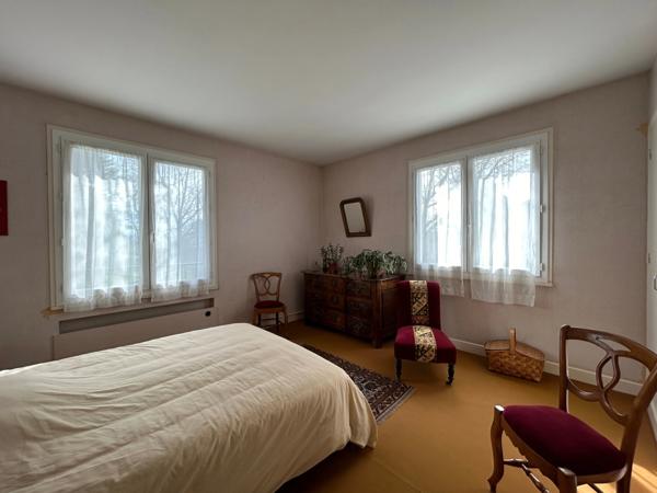 Très grande maison de caractère de 250m2 avec 8 chambres sur un beau parc de 2440m2.