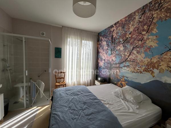 Très grande maison de caractère de 250m2 avec 8 chambres sur un beau parc de 2440m2.