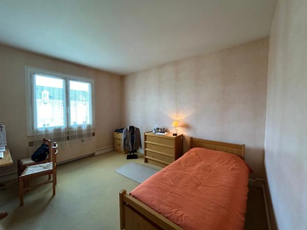 Très grande maison de caractère de 250m2 avec 8 chambres sur un beau parc de 2440m2.