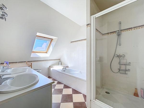 À VENDRE - Secteur Ménardière à St Cyr sur Loire - Maison familiale de 7 pièces sur un terrain de 1045m², PISCINE & SPA