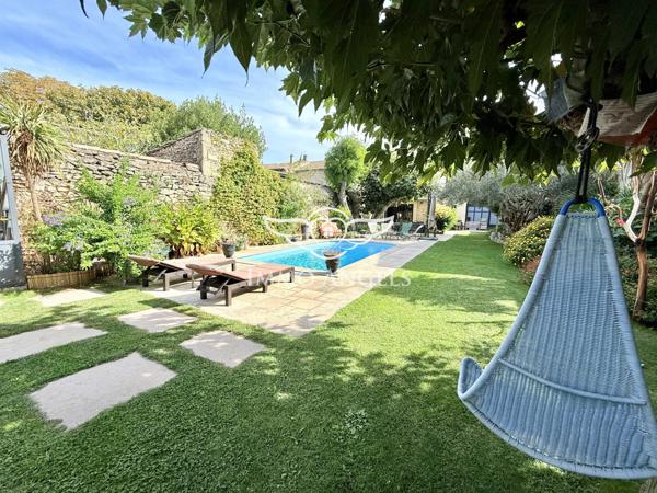 Maison vigneronne, dépendance, jardin, piscine, double garage.