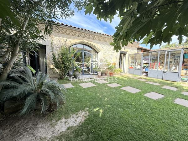 Maison vigneronne, dépendance, jardin, piscine, double garage.