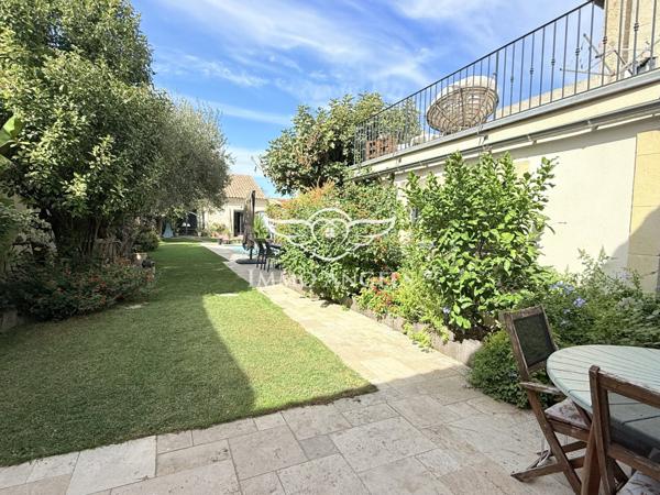 Maison vigneronne, dépendance, jardin, piscine, double garage.