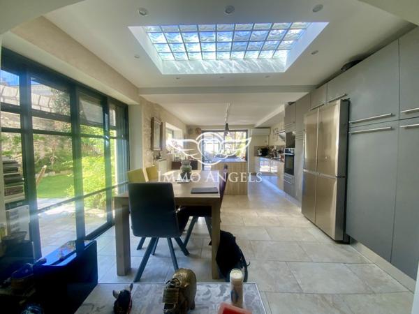 Maison vigneronne, dépendance, jardin, piscine, double garage.