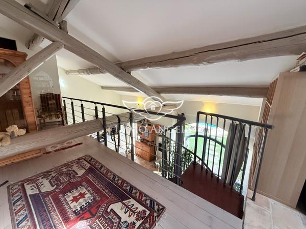 Maison vigneronne, dépendance, jardin, piscine, double garage.