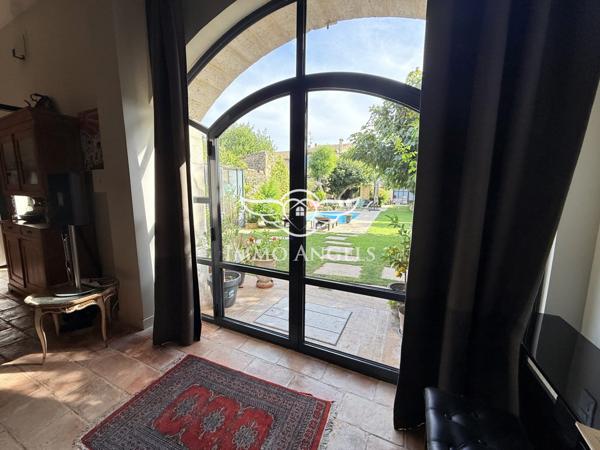 Maison vigneronne, dépendance, jardin, piscine, double garage.