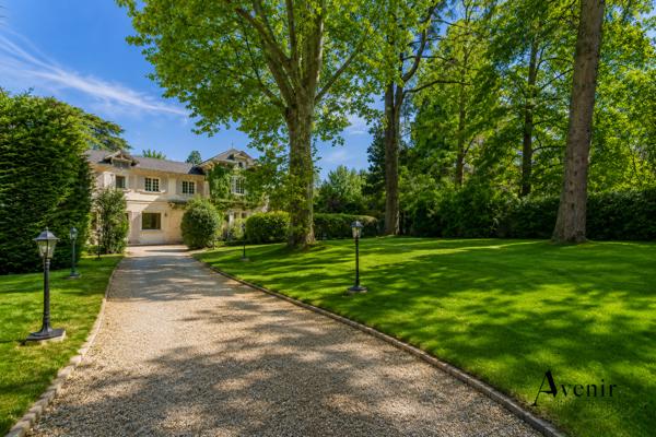 ECULLY CENTRE - PROPRIETE DE CHARME - JARDIN - PISCINE - 404 M2 - 8 PIECES - 6 CHAMBRES Ecully ECULLY CENTRE - PROPRIETE DE CHARME - JARDIN - PISCINE - 404 M2 - 8 PIECES - 6 CHAMBRES Ecully