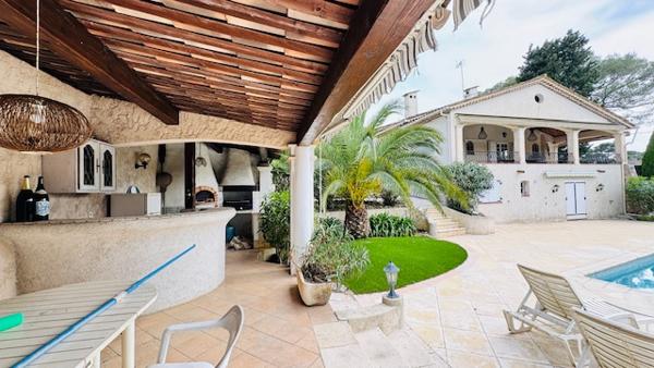 Mougins (06250) Mougins – Grande maison 6 chambres avec piscine, jardin paysagé & potentiel bi-familial