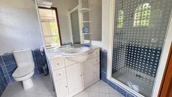 Mougins (06250) Mougins – Grande maison 6 chambres avec piscine, jardin paysagé & potentiel bi-familial