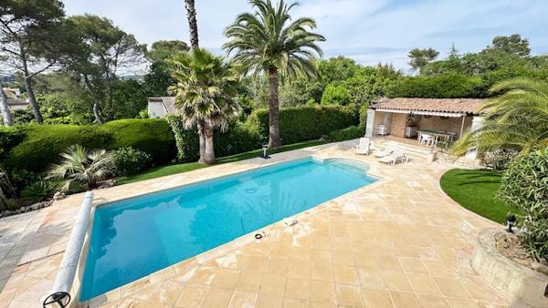 Mougins (06250) Mougins – Grande maison 6 chambres avec piscine, jardin paysagé & potentiel bi-familial
