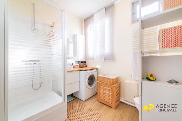 Appartement 2 pièces DERNIER ÉTAGE MEDERIC €249 000 ** - Référence 488CL