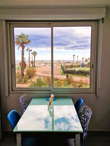 Beau studio 25.35 m2 vendu meublé face à la mer et parking!