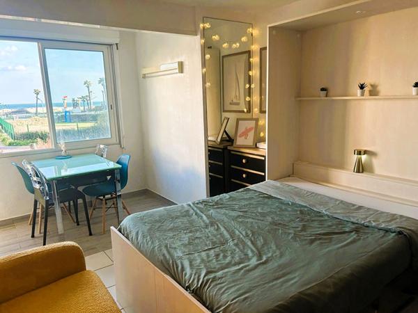 Beau studio 25.35 m2 vendu meublé face à la mer et parking!