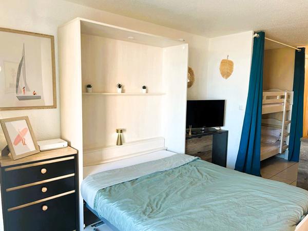 Beau studio 25.35 m2 vendu meublé face à la mer et parking!