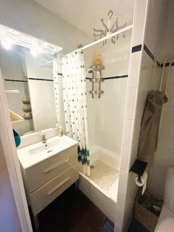 Beau studio 25.35 m2 vendu meublé face à la mer et parking!