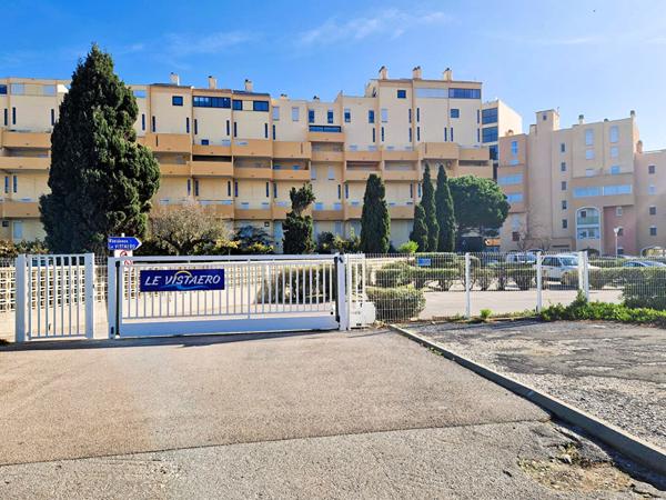 Beau studio 25.35 m2 vendu meublé face à la mer et parking!