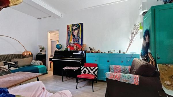 APPARTEMENT ATYPIQUE AVEC COURETTE PRIVATIVE