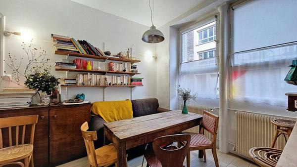 APPARTEMENT ATYPIQUE AVEC COURETTE PRIVATIVE