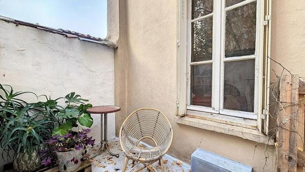 APPARTEMENT ATYPIQUE AVEC COURETTE PRIVATIVE