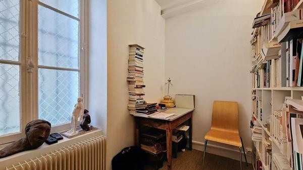 APPARTEMENT ATYPIQUE AVEC COURETTE PRIVATIVE