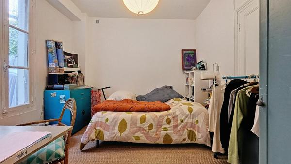 APPARTEMENT ATYPIQUE AVEC COURETTE PRIVATIVE