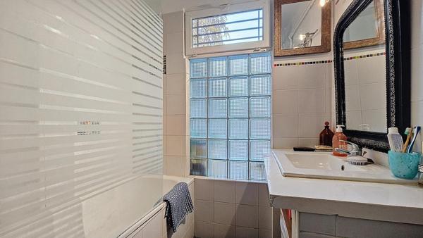 APPARTEMENT ATYPIQUE AVEC COURETTE PRIVATIVE