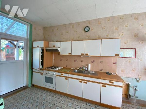 BEAUCAMPS-LE-VIEUX Maison d'habitation mitoyenne offrant au rez-de-chaussée cuisine, salon avec...