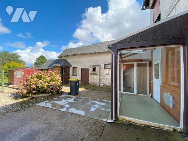 BEAUCAMPS-LE-VIEUX Maison d'habitation mitoyenne offrant au rez-de-chaussée cuisine, salon avec...